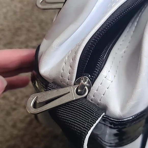 Vintage Nike Patent White and Black Messenger Bag - Picture 10 of 16